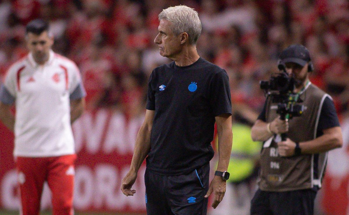 Luís Castro recua o Grêmio, sofre três gols em oito minutos e perde Gre-Nal no Beira-Rio