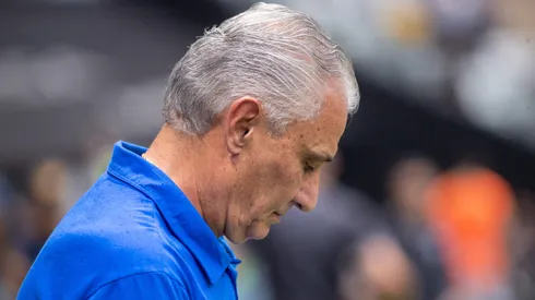 Tite, técnico do Cruzeiro, durante partida contra o Atlético-MG na Arena MRV pelo campeonato Mineiro 2026. Foto: Fernando Moreno/AGIF