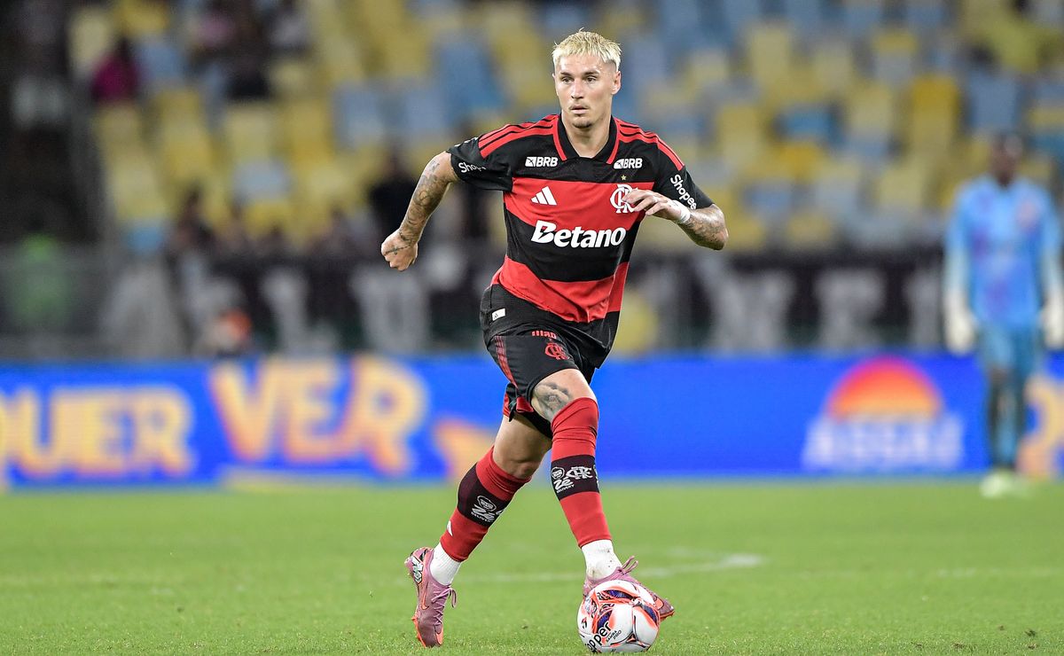 Atitude de Varela irrita torcedores do Flamengo e gera repercussão negativa nas redes sociais