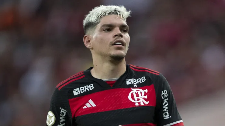 Ayrton Lucas vem sendo desfalque do Flamengo em primeiros jogos da temporada.