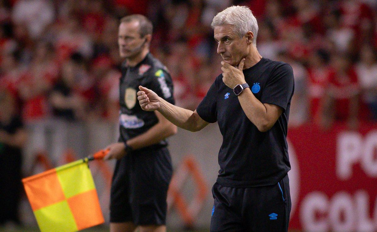 Luís Castro, técnico do Grêmio, usa expressão de conotação racista em clássico e se desculpa oficialmente