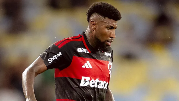 Emerson Royal, lateral do Flamengo, durante o clássico contra o Fluminense no Maracanã
