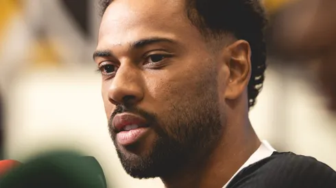 Renan Lodi provocou o atacante da Raposa. Foto: Pedro Souza/CAM