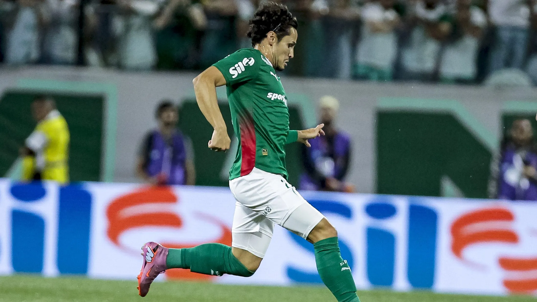 SP – BARUERI – 24/01/2026 – PAULISTA 2026, PALMEIRAS X SAO PAULO – Raphael Veiga jogador do Palmeiras durante partida contra o Sao Paulo no estadio Arena Barueri pelo campeonato Paulista 2026. Foto: Marco Miatelo/AGIF