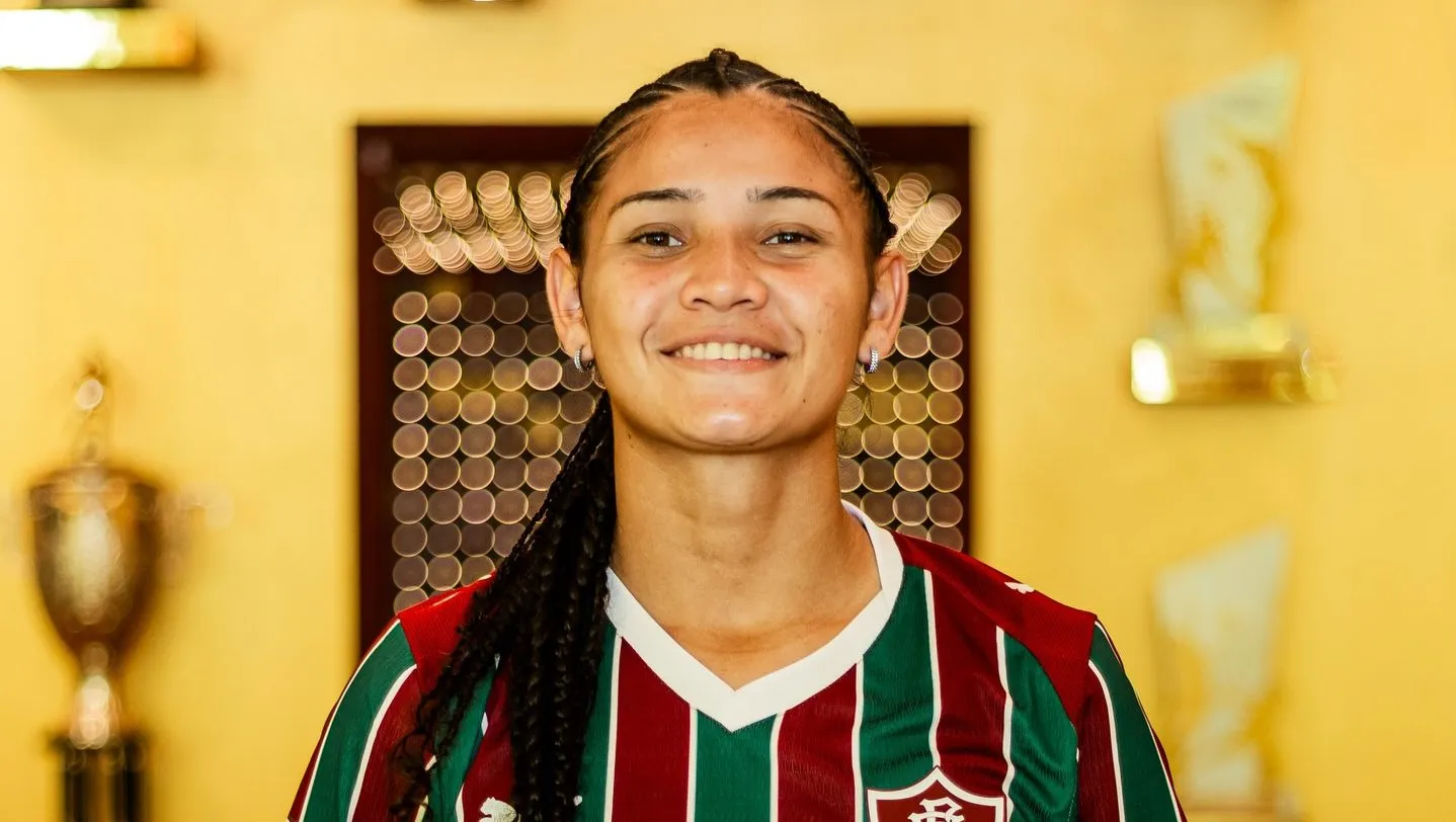 Kaline em anúncio de contratação do Fluminense