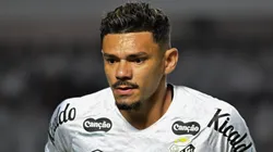 Tiquinho Soares jogador do Santos durante partida contra o Sao Paulo no estadio Vila Belmiro pelo campeonato Brasileiro A 2025.