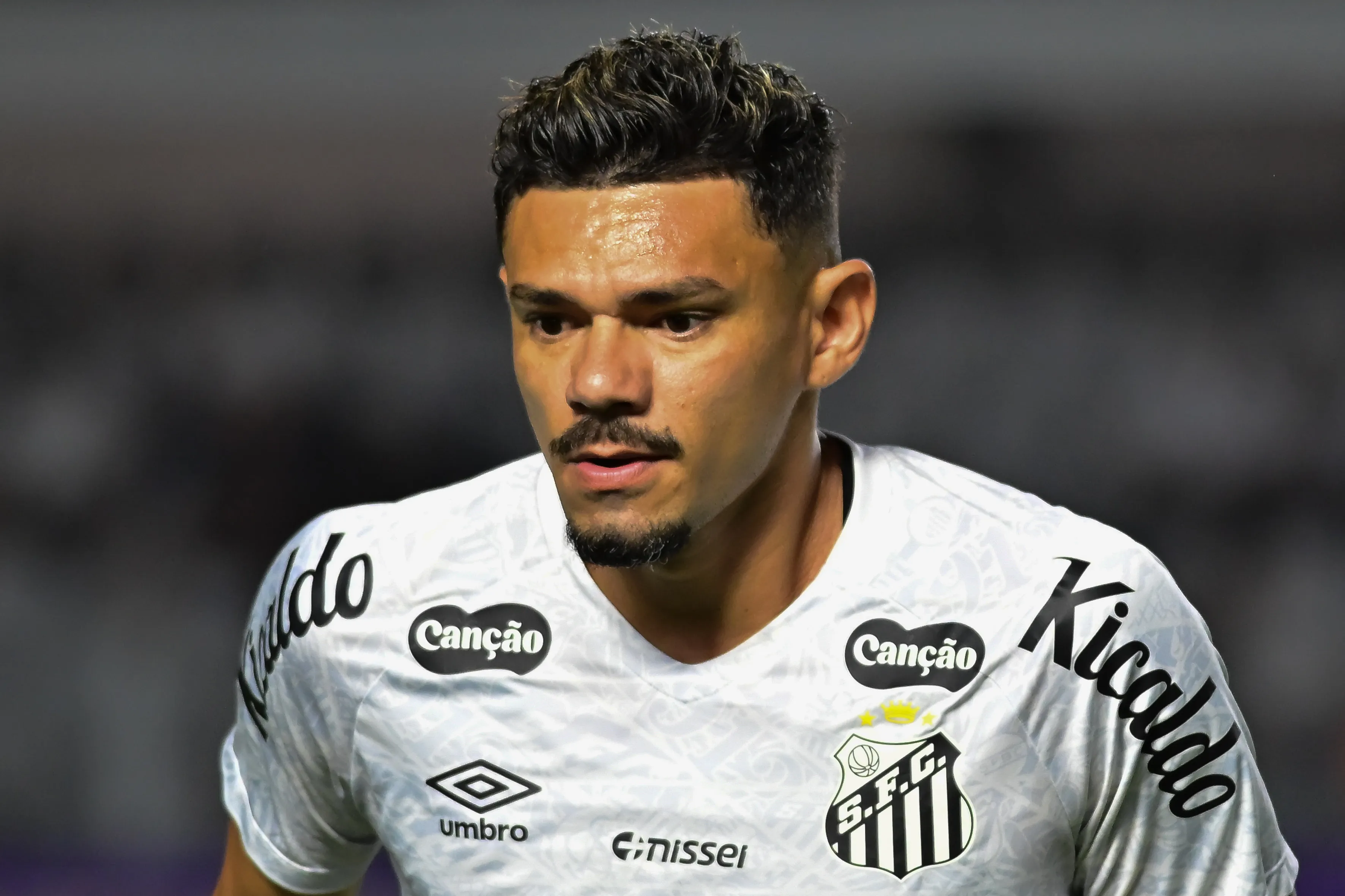 Tiquinho Soares, jogador do Santos, durante partida contra o Sao Paulo no estadio Vila Belmiro pelo campeonato Brasileiro A 2025. Foto: Jota Erre/AGIF