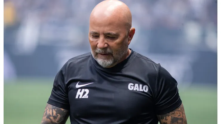 Jorge Sampaoli tem duas baixas para a estreia do Brasileirão 2026 - Foto: Fernando Moreno/AGIF