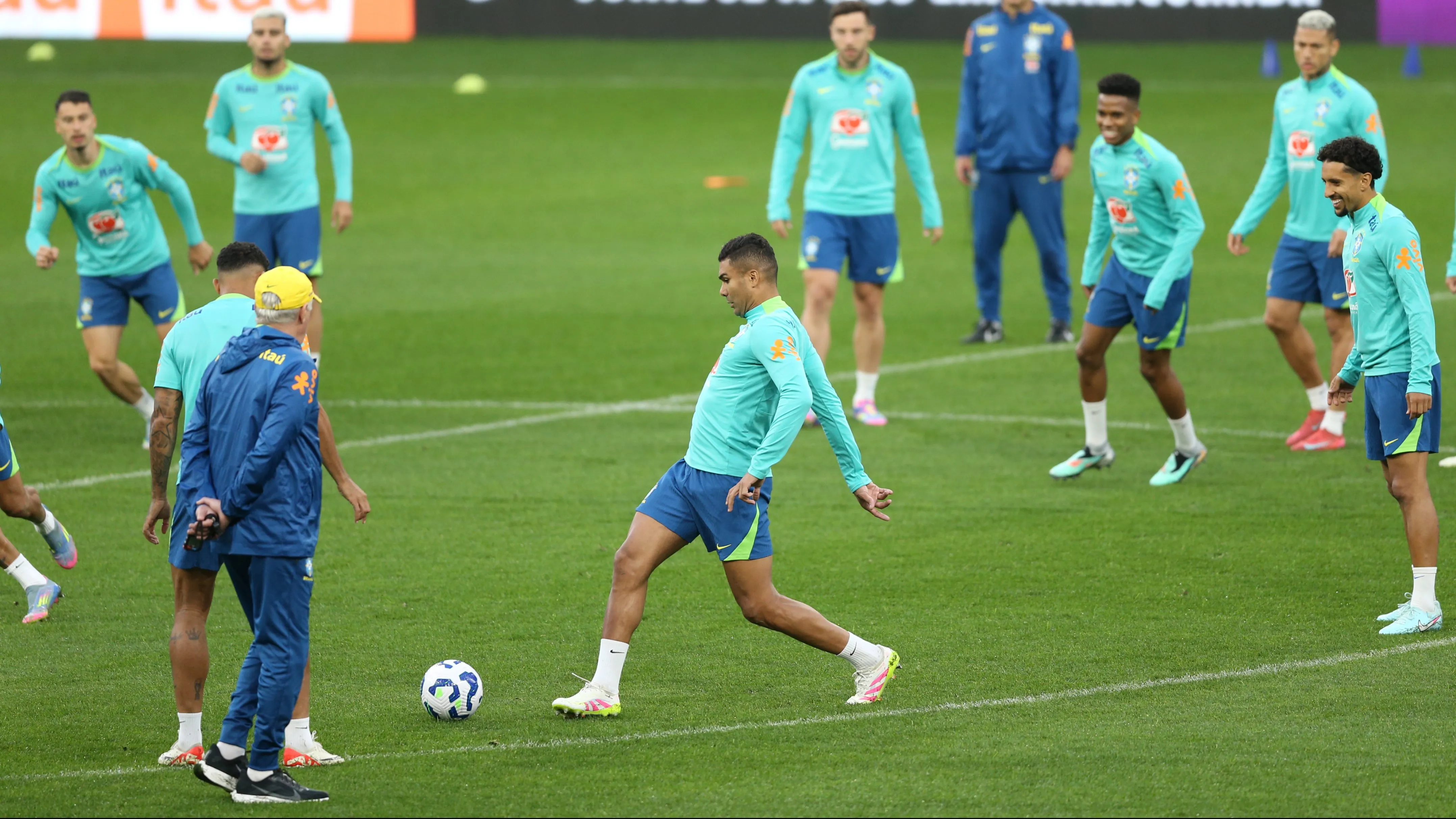 Casemiro  treina com a Seleção, obersvado por Ancelotti – Foto: Marlon Costa/AGIF