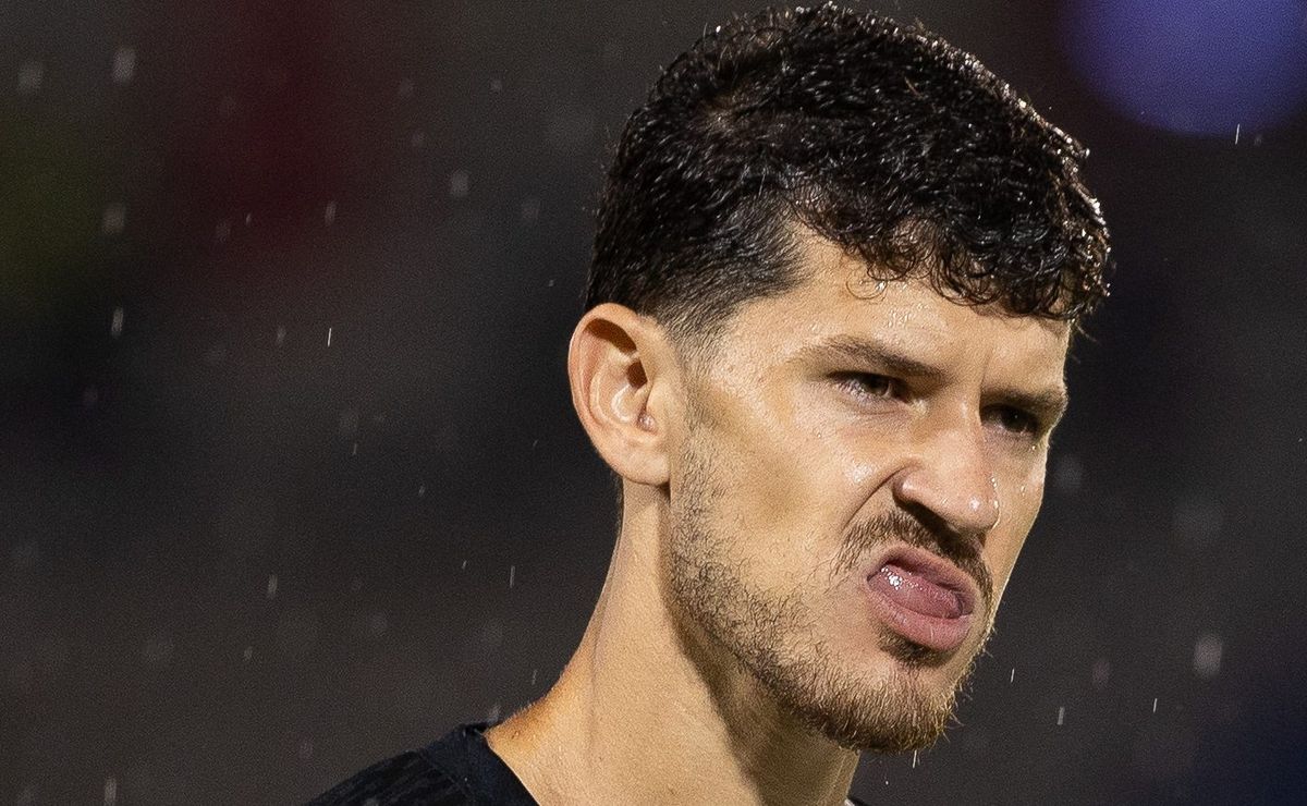 Hugo é reprovado internamente no Corinthians e saída do lateral-esquerdo deve acontecer ainda em 2026