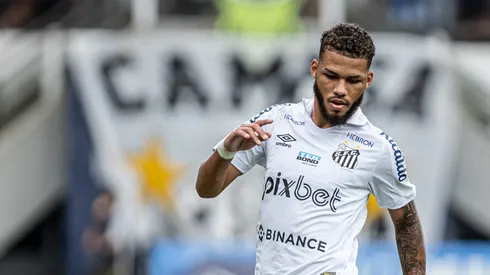 Nathan em campo com a camisa do Peixe.