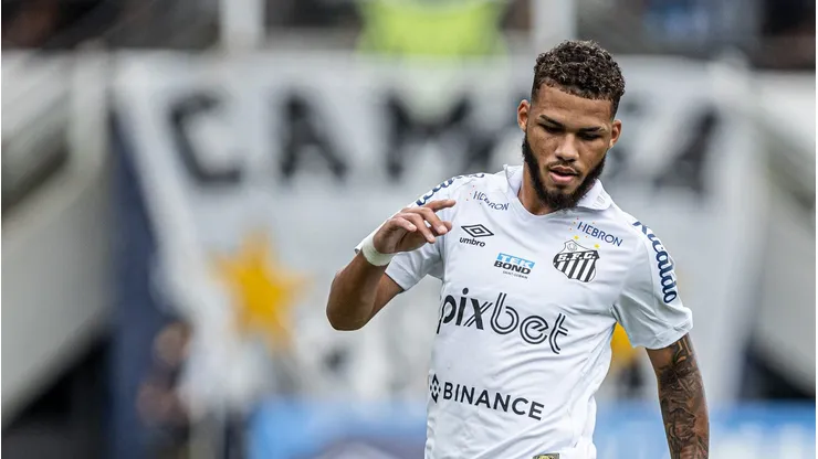 Nathan em campo com a camisa do Peixe.
