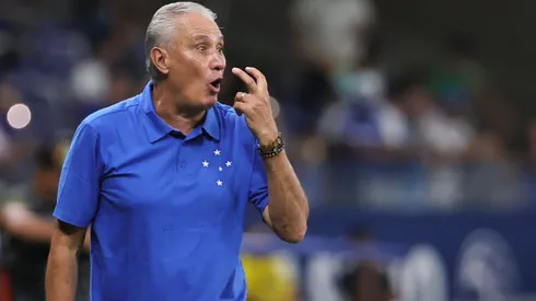 Tite durante partida do Cruzeiro no Campeonato Mineiro – Foto: Gilson Lobo/AGIF