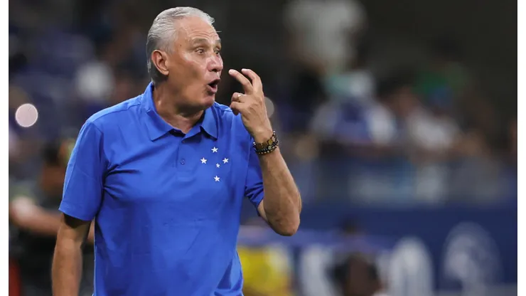 Tite durante partida do Cruzeiro no Campeonato Mineiro. Foto: Gilson Lobo/AGIF