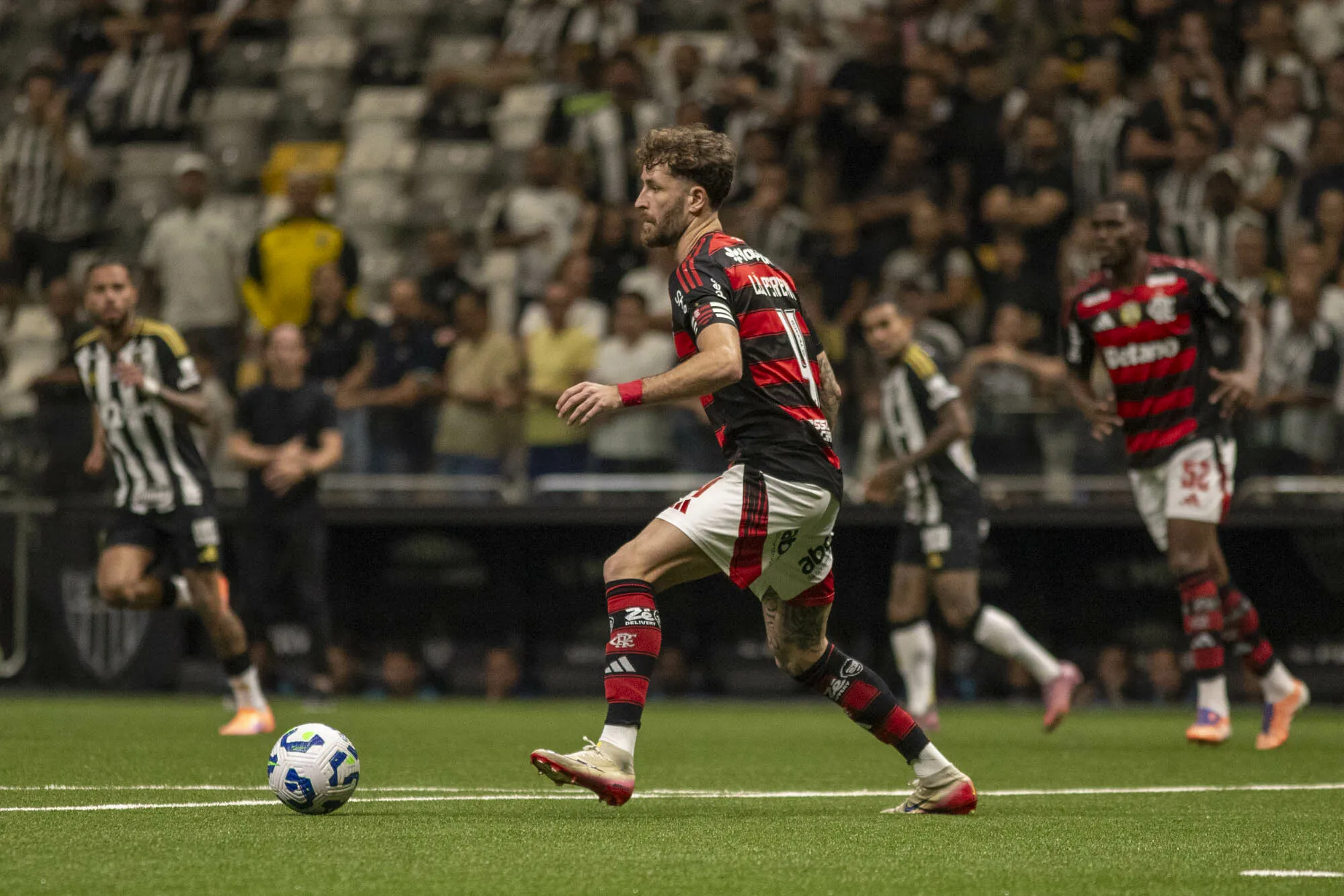 MG – BELO HORIZONTE – 25/11/2025 – BRASILEIRO A 2025, ATLETICO-MG X FLAMENGO – Leo Pereira jogador do Flamengo durante partida contra o Atletico-MG no estadio Arena MRV pelo campeonato Brasileiro A 2025. Foto: Fernando Moreno/AGIF