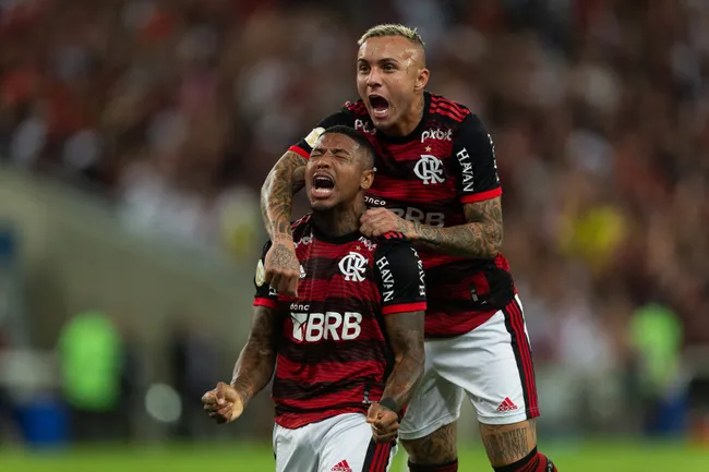 Marinho comemora gol ao lado de Cebolinha pelo Flamengo em 2022. Atacante está na mira do SCI – Foto: IMAGO / ZUMA Press Wire