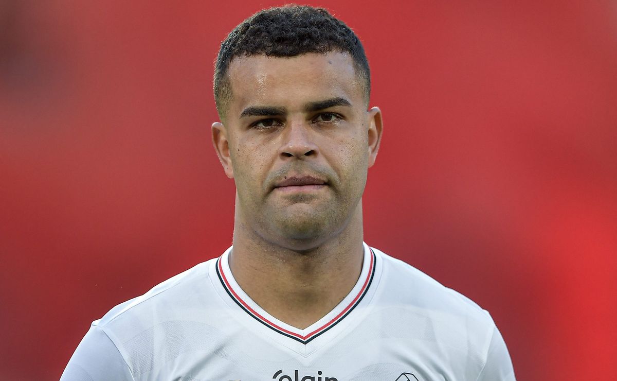 Alisson aparece no CT do Corinthians, mas impasse financeiro trava negociação com São Paulo