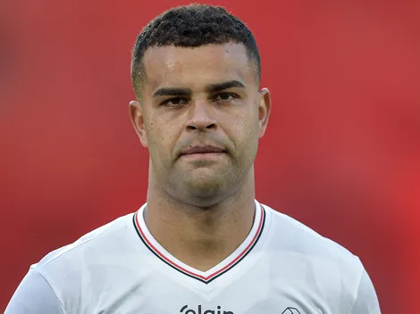 Alisson aparece no CT do Corinthians em meio a negociação com SPFC