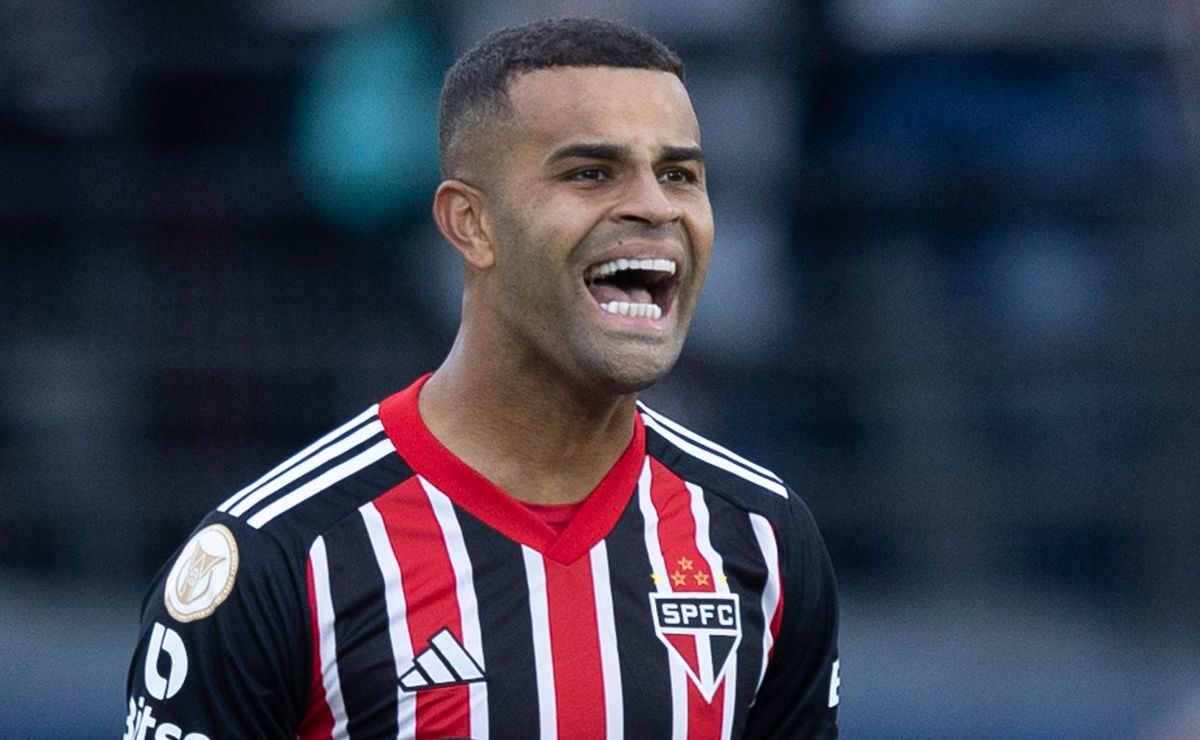 Alisson já aparece no CT do Corinthians mesmo com impasse sobre seu empréstimo no São Paulo