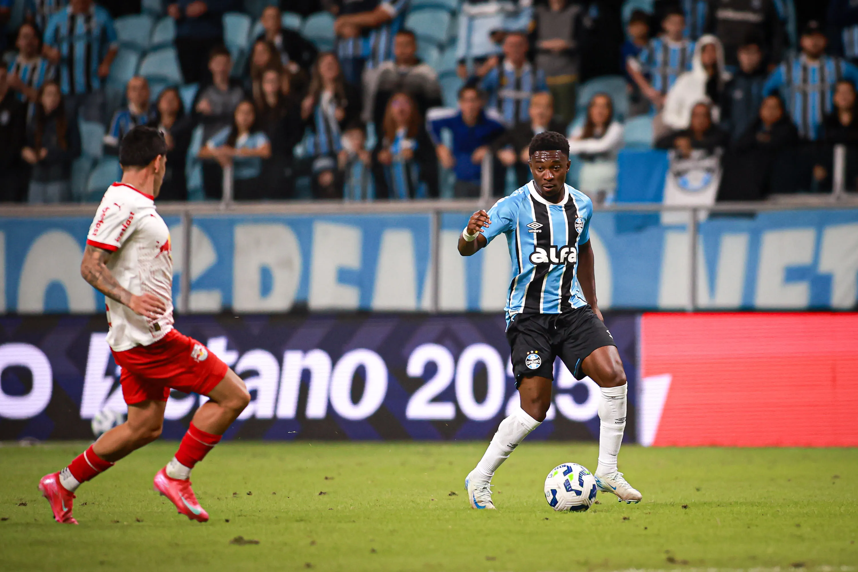 Francis Amuzu jogador do Grêmio durante partida contra o Bragantino no estádio Arena do Grêmio pelo campeonato Brasileiro A 2025. Foto: Maxi Franzoi/AGIF