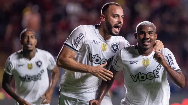 Cuiabano comemora gol pelo Botafogo