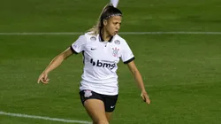 Giovanna Campiolo com a camisa do ex-clube. Foto: Rebeca Reis/AGIF