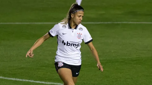 Giovanna Campiolo com a camisa do ex-clube. Foto: Rebeca Reis/AGIF
