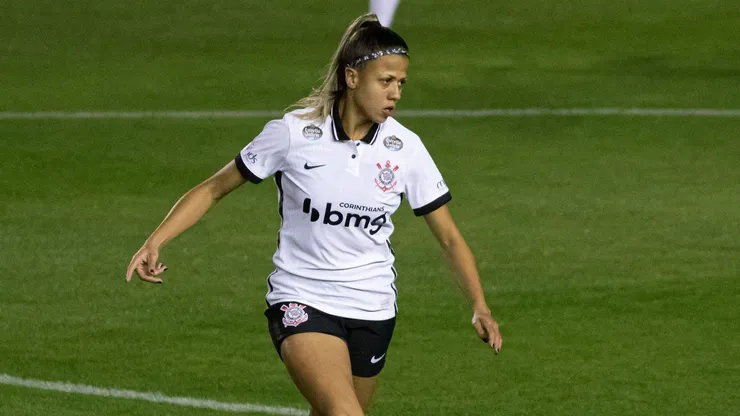 Giovanna Campiolo com a camisa do ex-clube. Foto: Rebeca Reis/AGIF