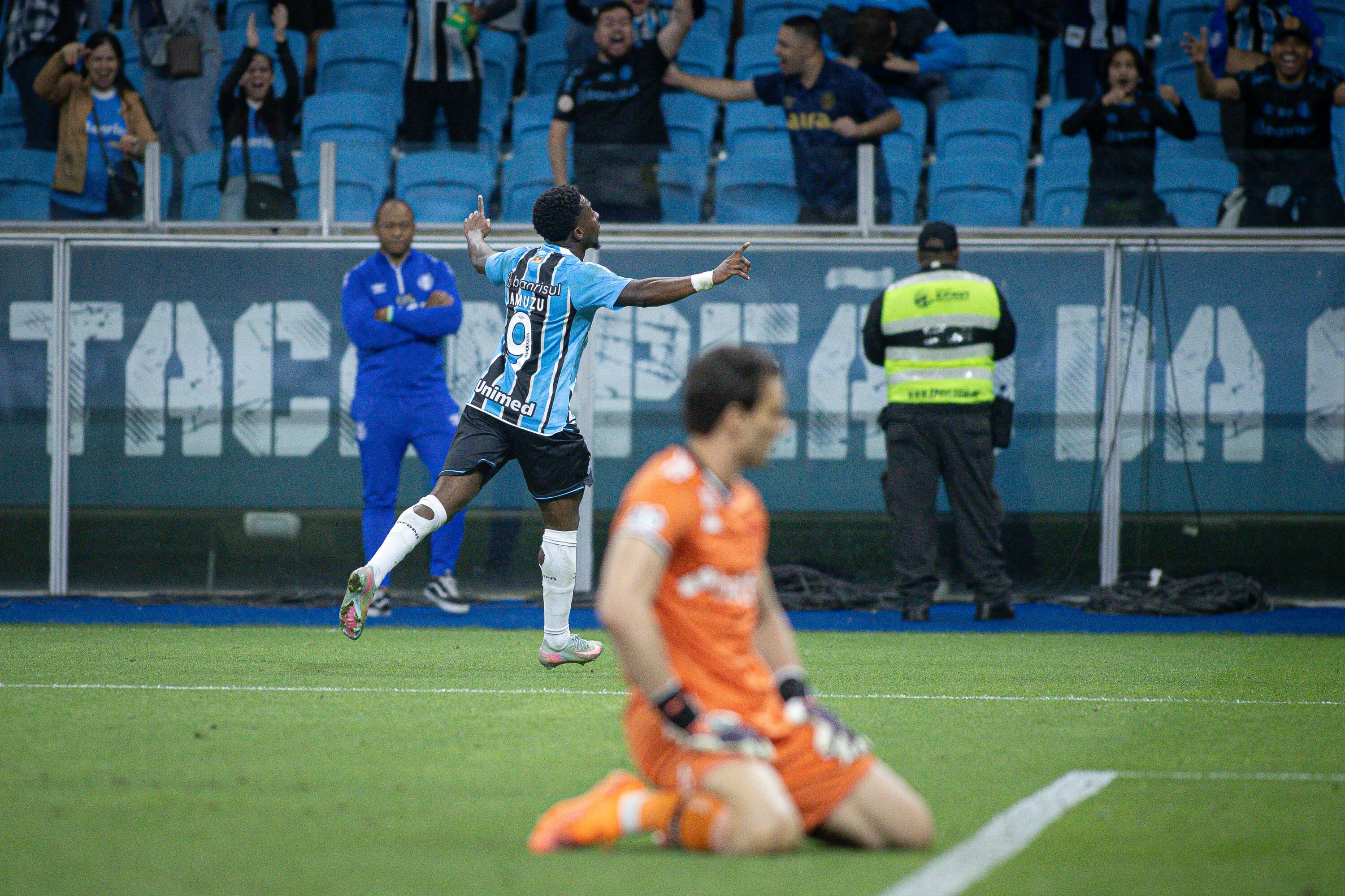 Francis Amuzu jogador do Grêmio comemora seu gol com a torcida durante partida contra o Vasco. Foto: Maxi Franzoi/AGIF
