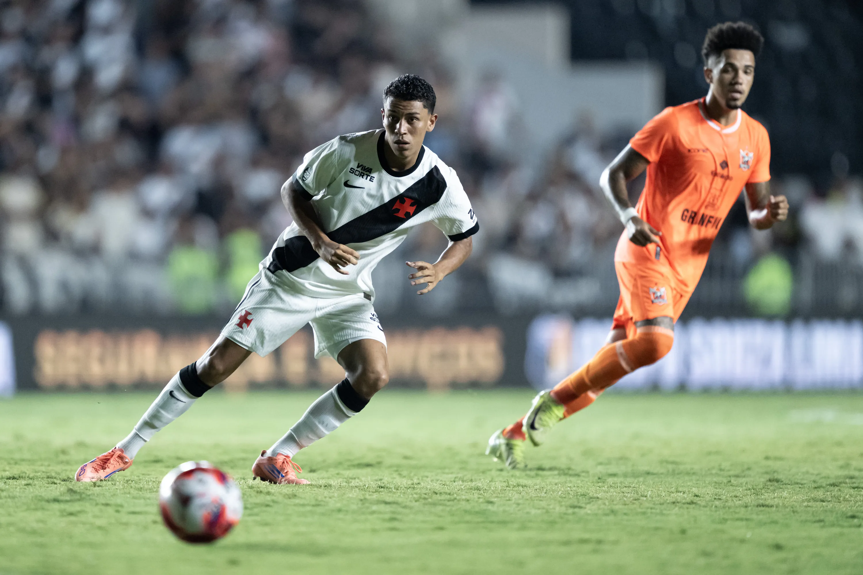 Rojas anima torcida do Vasco após grande atuação contra o Boavista. Foto: Jorge Rodrigues/AGIF