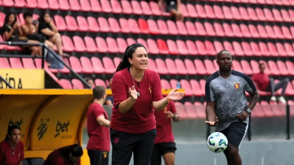 Macarena Deichler, treinadora do Sport, em campo