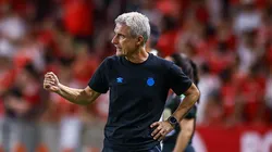 Luís Castro, técnico do Grêmio em partida pelo campeonato gaúcho (Foto: Lucas Uebel / Grêmio)