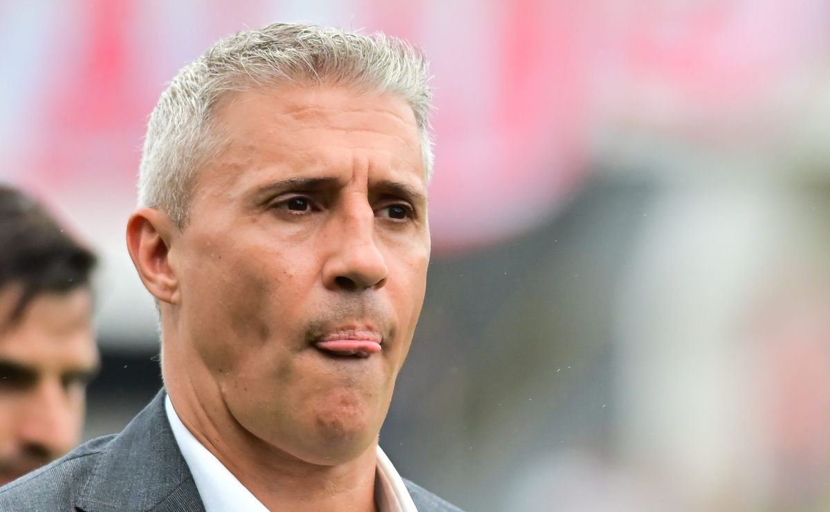 Clima de Crespo com a nova diretoria tem atualização e treinador está aberto para se explicar aos cartolas