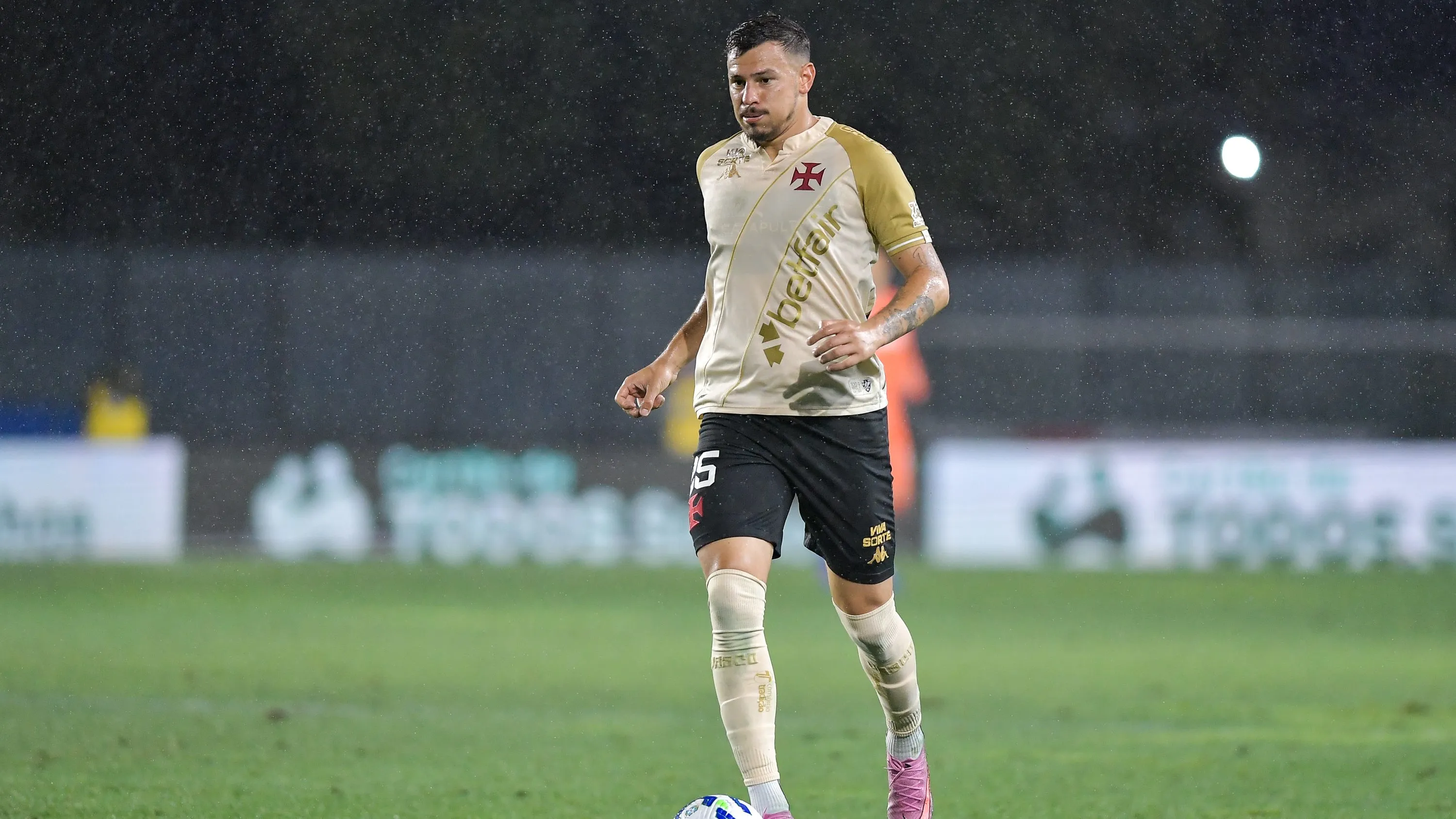 Hugo Moura jogador do Vasco