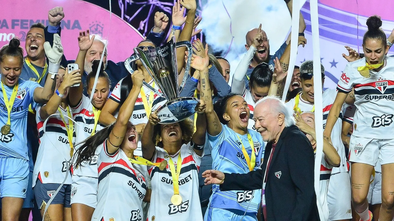 São Paulo com taça da Supercopa Feminina