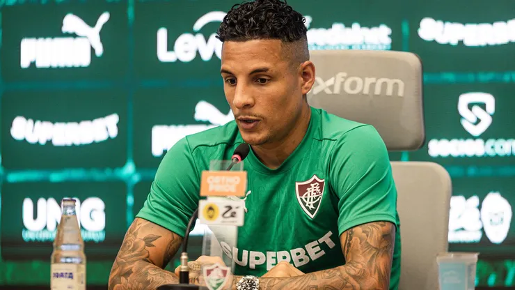 Guilherme Arana durante apresentação no Fluminense. O lateral não esqueceu do Galo - FOTOS: MARINA GARCIA / FLUMINENSE F.C.