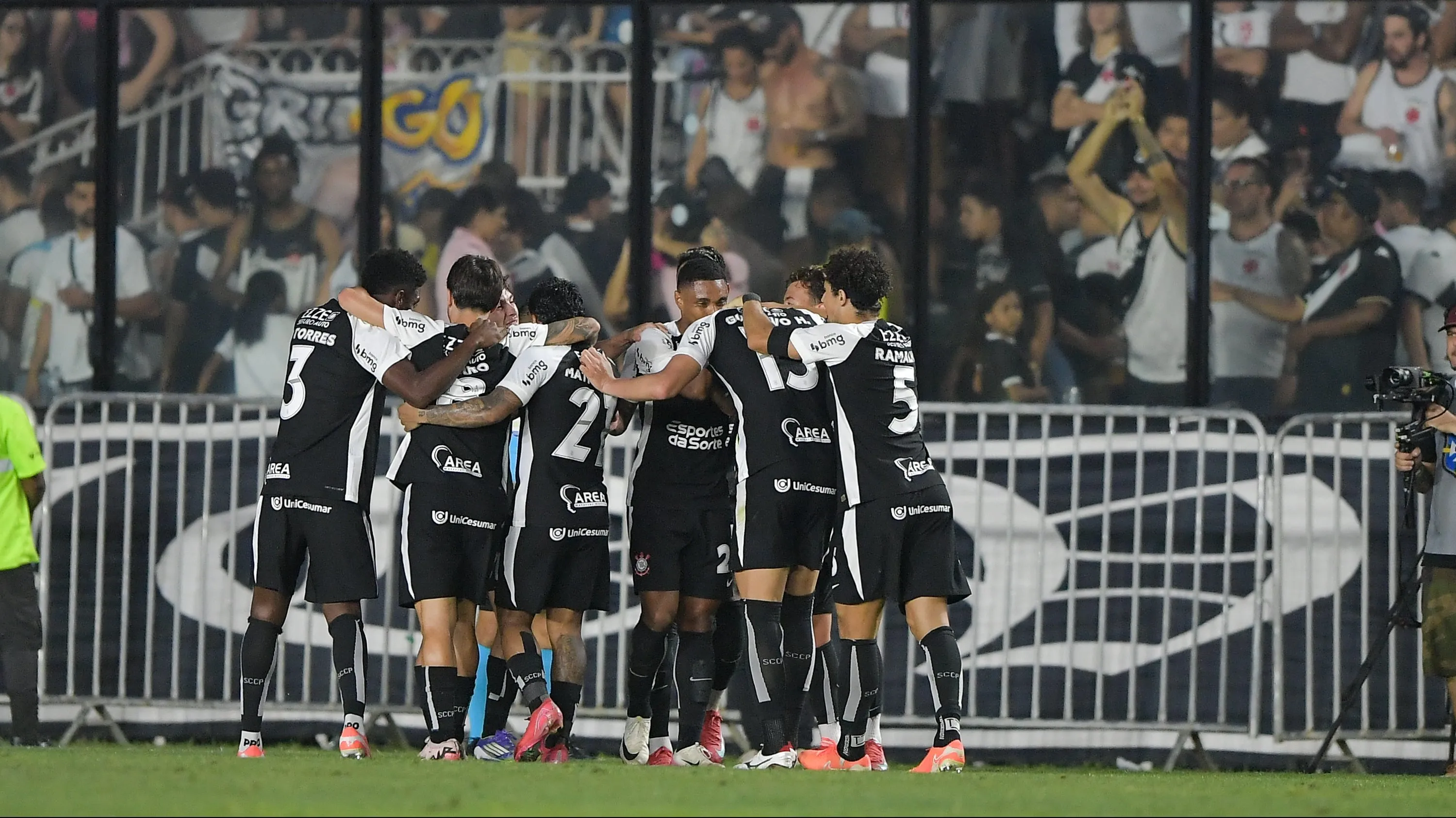 RJ – RIO DE JANEIRO – 24/08/2025 – BRASILEIRO A 2025, VASCO X CORINTHIANS – Gui Negao jogador do Corinthians comemora seu gol com jogadores do seu time durante partida contra o Vasco no estadio Sao Januario pelo campeonato Brasileiro A 2025. Foto: Thiago Ribeiro/AGIF