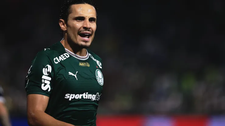 SP - BARUERI - 14/01/2026 - PAULISTA 2026, PALMEIRAS X SANTOS - Raphael Veiga jogador do Palmeiras durante partida contra o Santos no estadio Arena Barueri pelo campeonato Paulista 2026. Foto: Ettore Chiereguini/AGIF