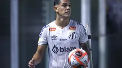 SP - SANTOS - 16/01/2025 - PAULISTA 2025, SANTOS X MIRASSOL - JP Chermont jogador do Santos durante partida contra o Mirassol no estadio Vila Belmiro pelo campeonato Paulista 2025. Foto: Reinaldo Campos/AGIF