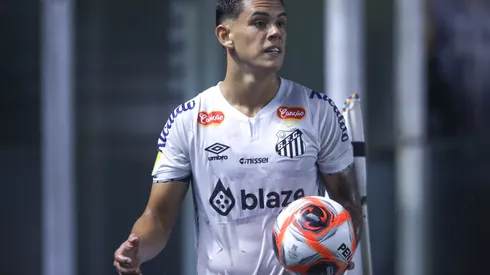 SP – SANTOS – 16/01/2025 – PAULISTA 2025, SANTOS X MIRASSOL – JP Chermont jogador do Santos durante partida contra o Mirassol no estadio Vila Belmiro pelo campeonato Paulista 2025. Foto: Reinaldo Campos/AGIF