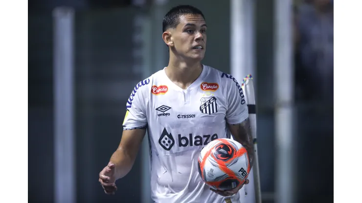 SP - SANTOS - 16/01/2025 - PAULISTA 2025, SANTOS X MIRASSOL - JP Chermont jogador do Santos durante partida contra o Mirassol no estadio Vila Belmiro pelo campeonato Paulista 2025. Foto: Reinaldo Campos/AGIF