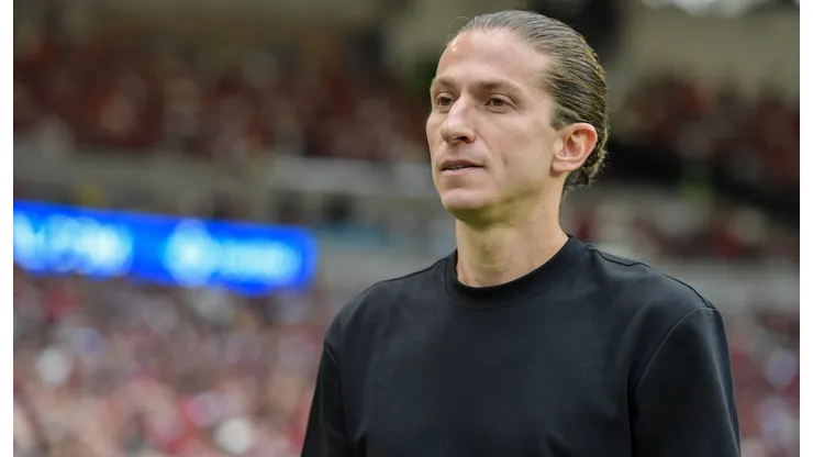 Filipe Luís tem desfalques importantes para enfrentar o São Paulo - Foto: Thiago Ribeiro/AGIF