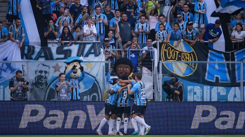 RS – PORTO ALEGRE – 17/01/2026 – GAUCHO 2026, GREMIO X SAO LUIZ-RS – Franco Cristaldo jogador do Gremio comemora seu gol com jogadores do seu time durante partida contra o Sao Luiz-RS no estadio Arena do Gremio pelo campeonato Gaucho 2026. Foto: Maxi Franzoi/AGIF