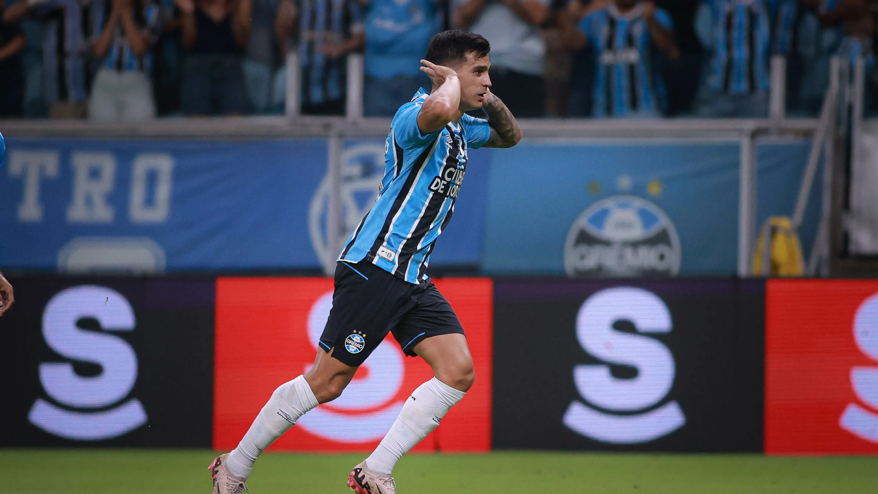 RS – PORTO ALEGRE – 17/01/2026 – GAUCHO 2026, GREMIO X SAO LUIZ-RS – Franco Cristaldo jogador do Gremio comemora seu gol durante partida contra o Sao Luiz-RS no estadio Arena do Gremio pelo campeonato Gaucho 2026. Foto: Maxi Franzoi/AGIF