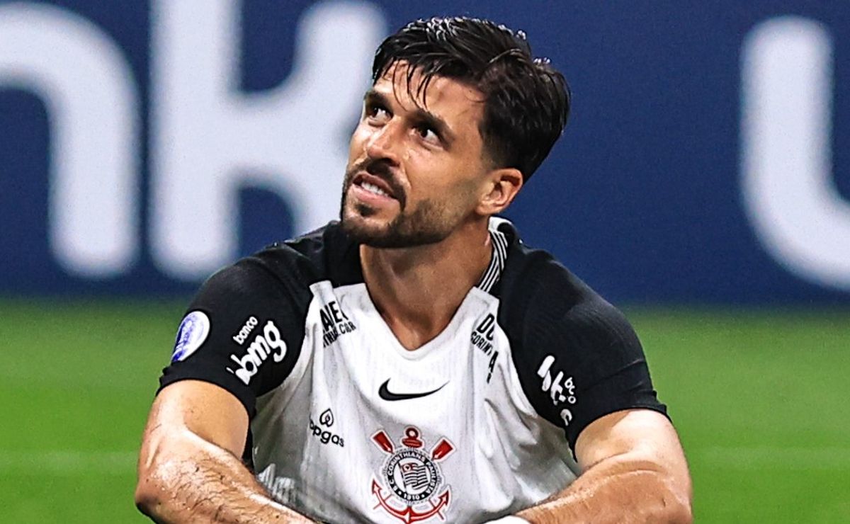 Corinthians rescinde oficialmente com Héctor Hernández e saída do atacante gera economia de valor milionário
