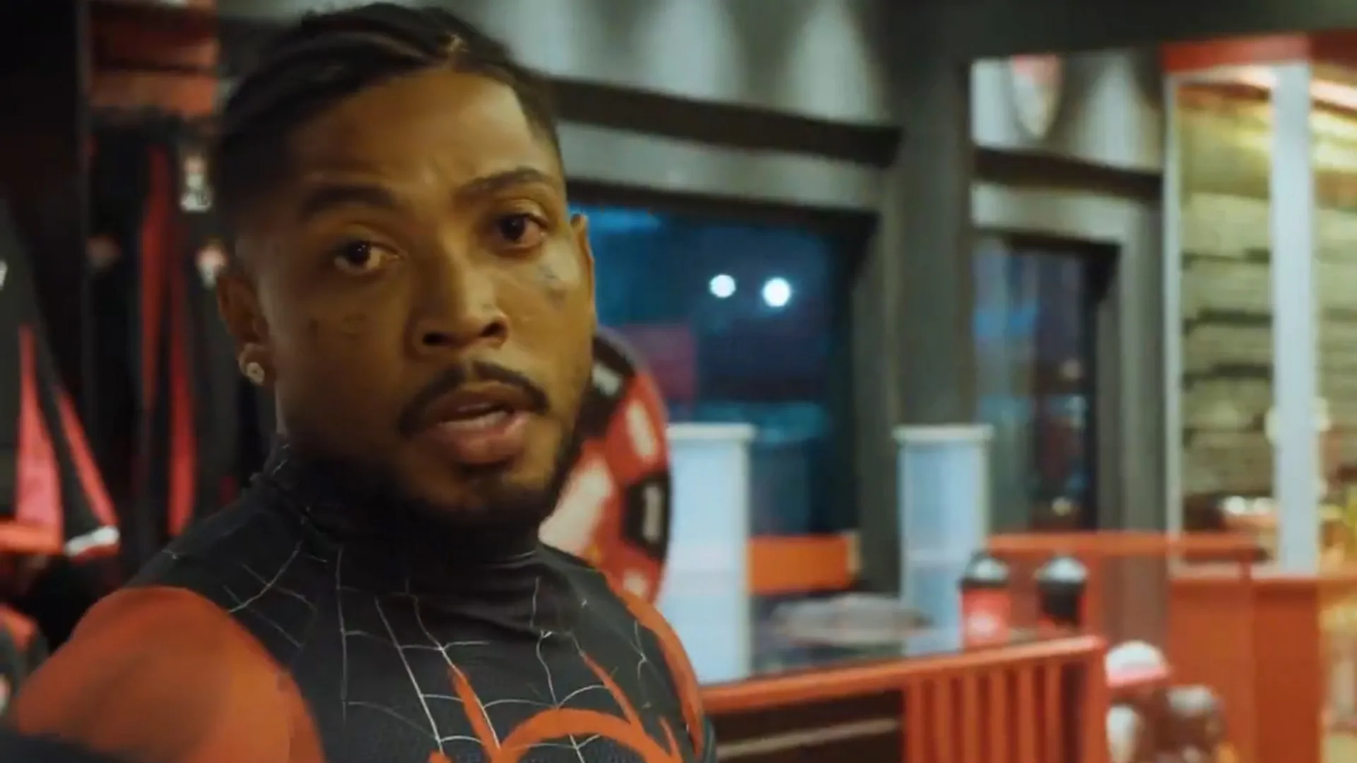 Marinho colocou uma fantasia de Homem-Aranha em vídeo do anúncio – Foto: Reprodução/Vitória