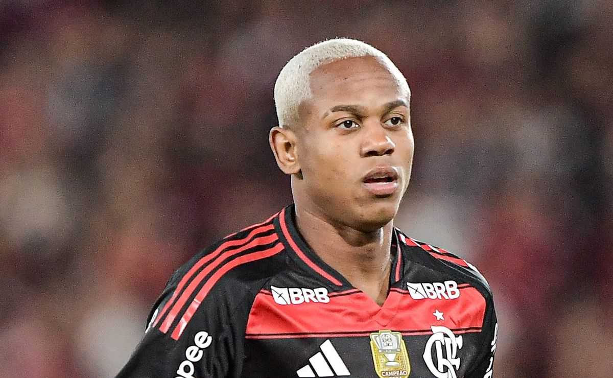Flamengo mantém intenção de vender Wallace Yan e tenta acordo com Bragantino após entrave na negociação