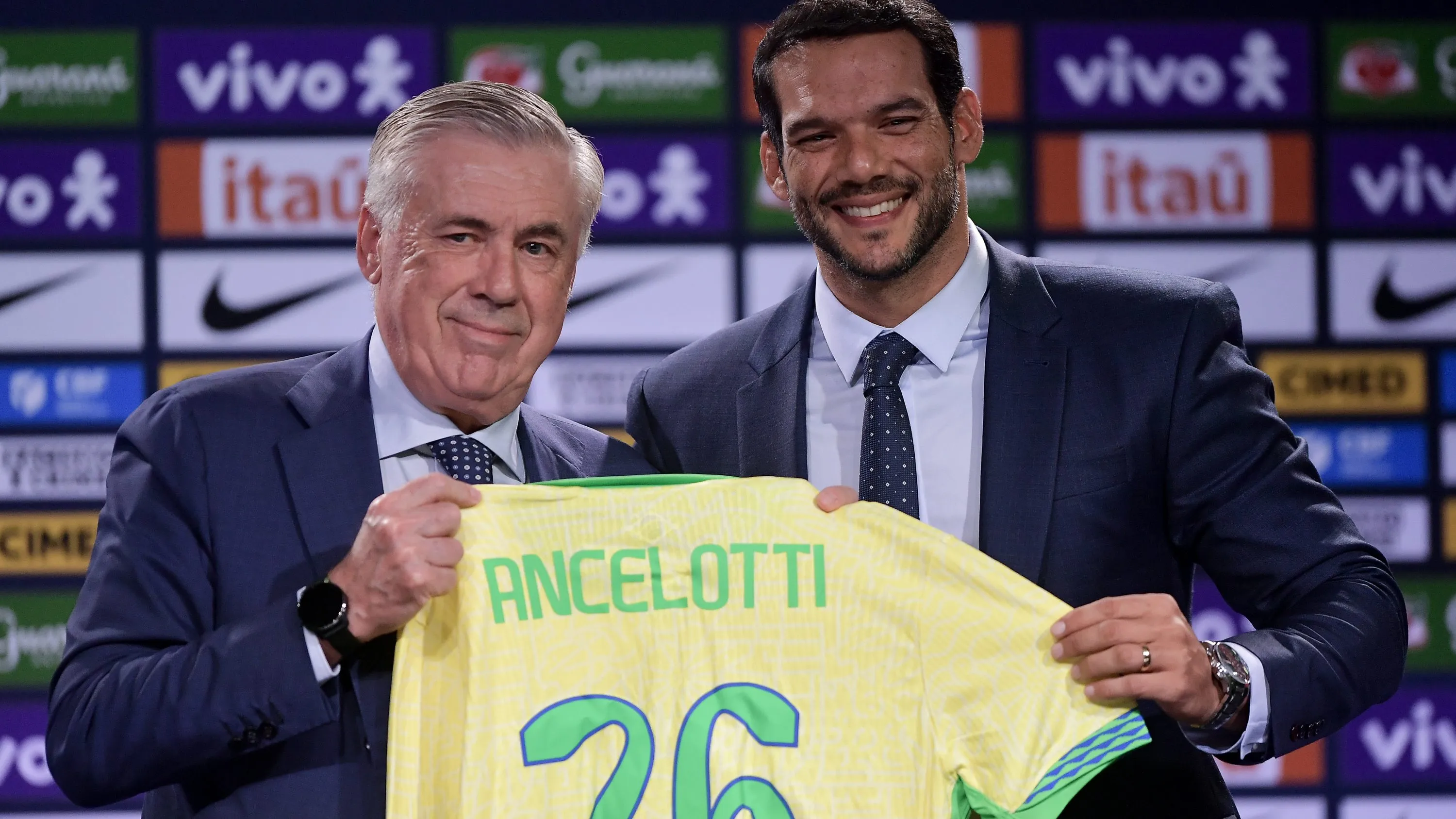 Ancelotti e Xaud na apresentação do italiano à frente da Seleção Brasileira – Foto: Thiago Ribeiro/AGIF