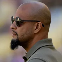 Felipe Melo elogia John Kennedy e questiona busca por centroavante