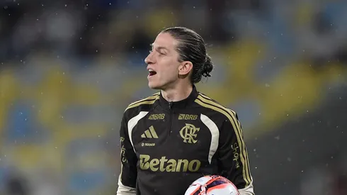 Filipe Luís gesticulando durante o Fla-Flu.